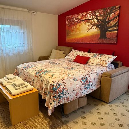 B&B Villa Mirella Casnate Con Bernate Bagian luar foto