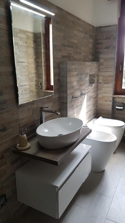 B&B Villa Mirella Casnate Con Bernate Bagian luar foto