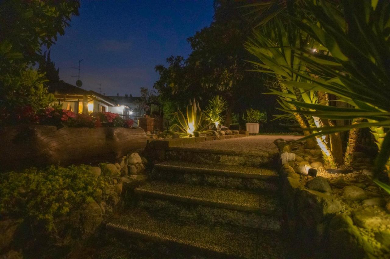 B&B Villa Mirella Casnate Con Bernate Bagian luar foto