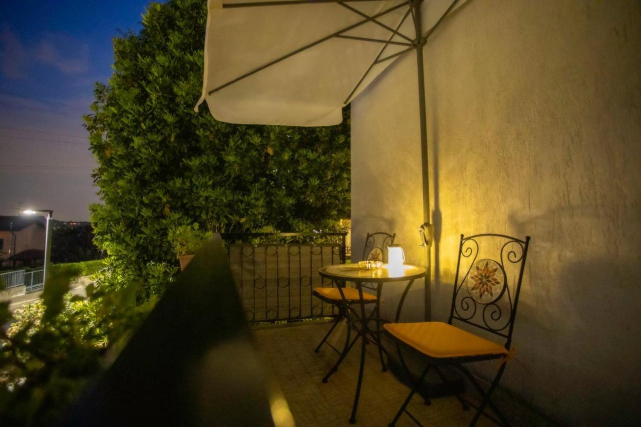 B&B Villa Mirella Casnate Con Bernate Bagian luar foto