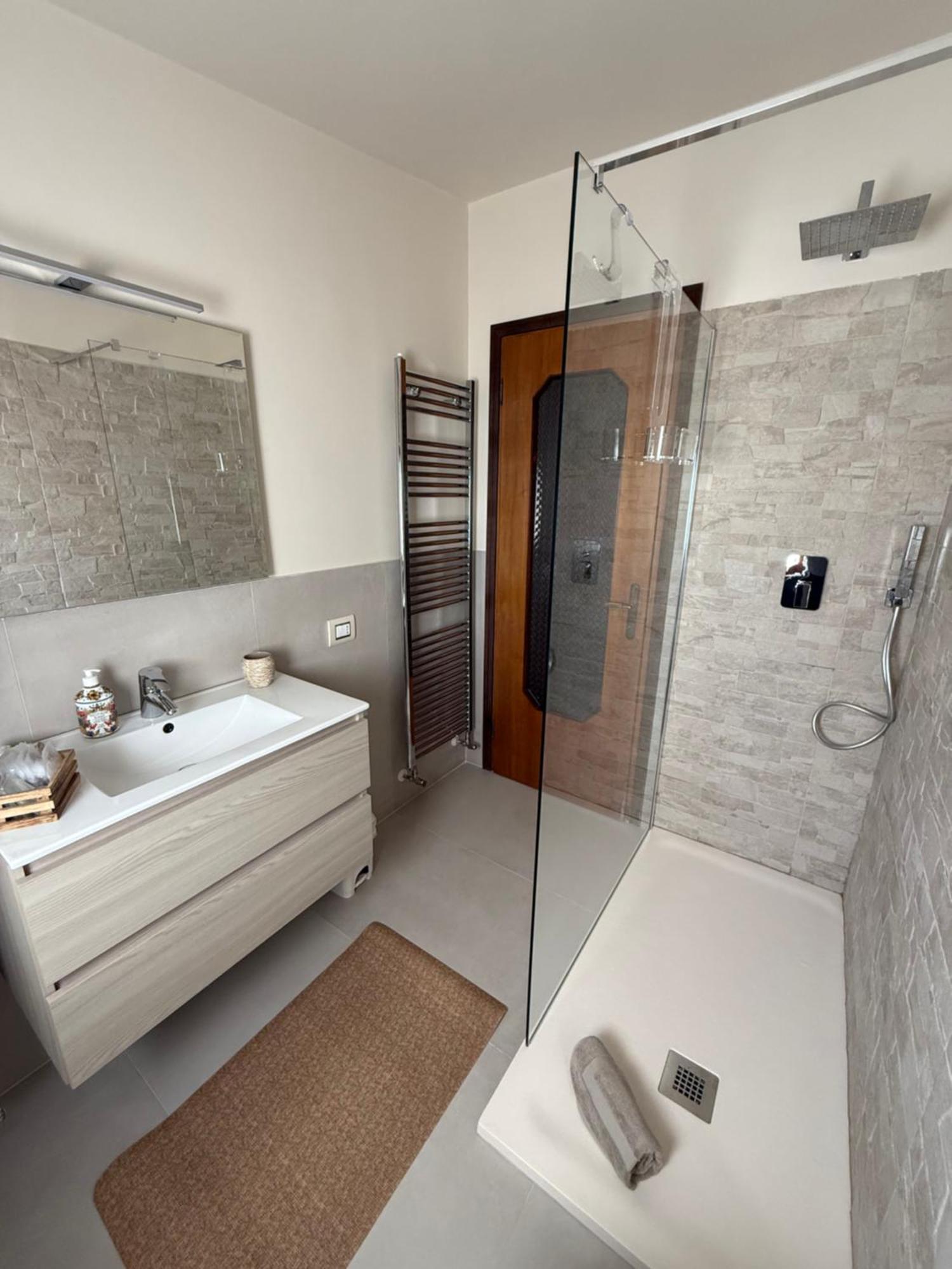 B&B Villa Mirella Casnate Con Bernate Bagian luar foto