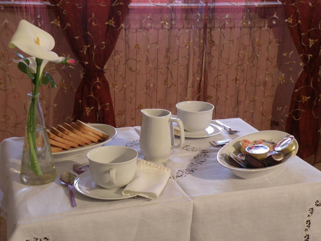 B&B Villa Mirella Casnate Con Bernate Bagian luar foto