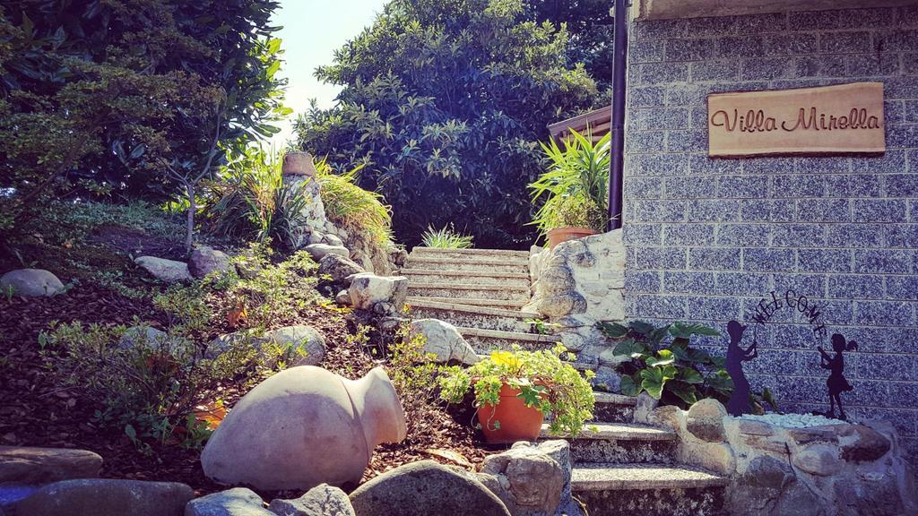 B&B Villa Mirella Casnate Con Bernate Bagian luar foto