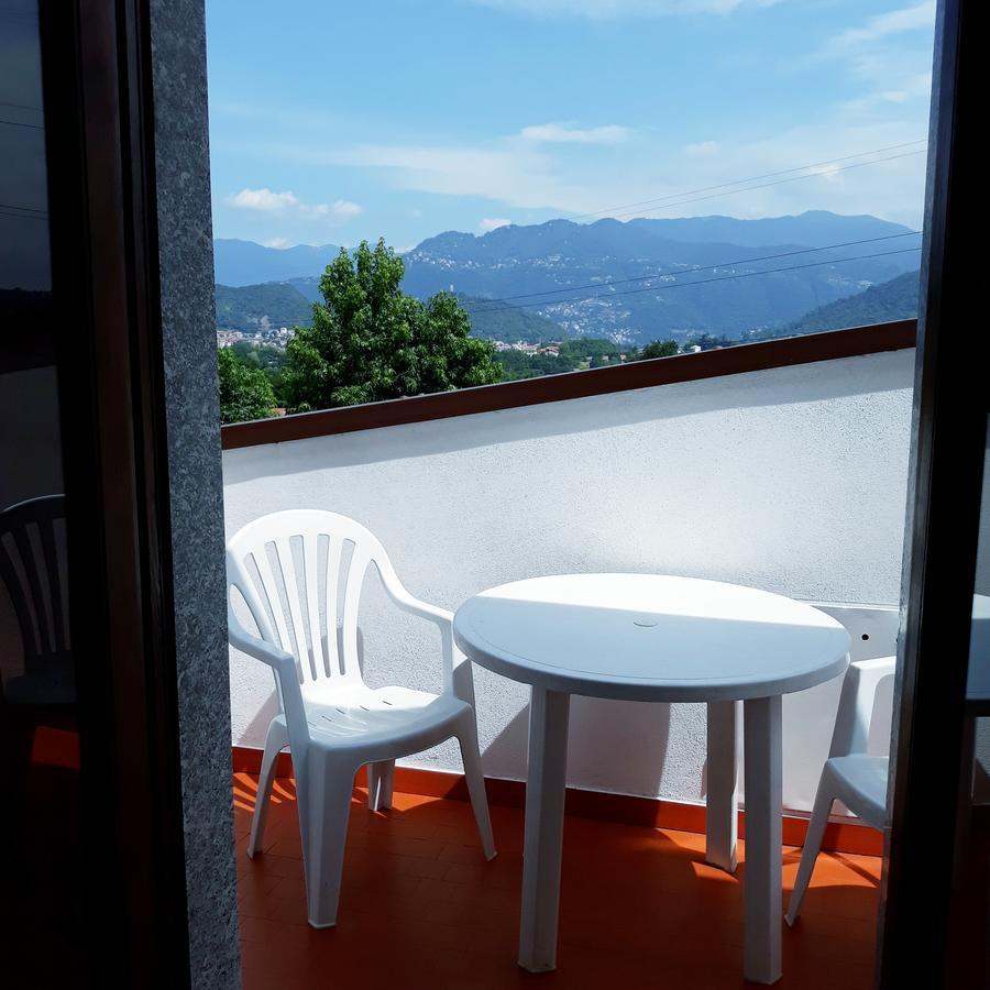 B&B Villa Mirella Casnate Con Bernate Bagian luar foto