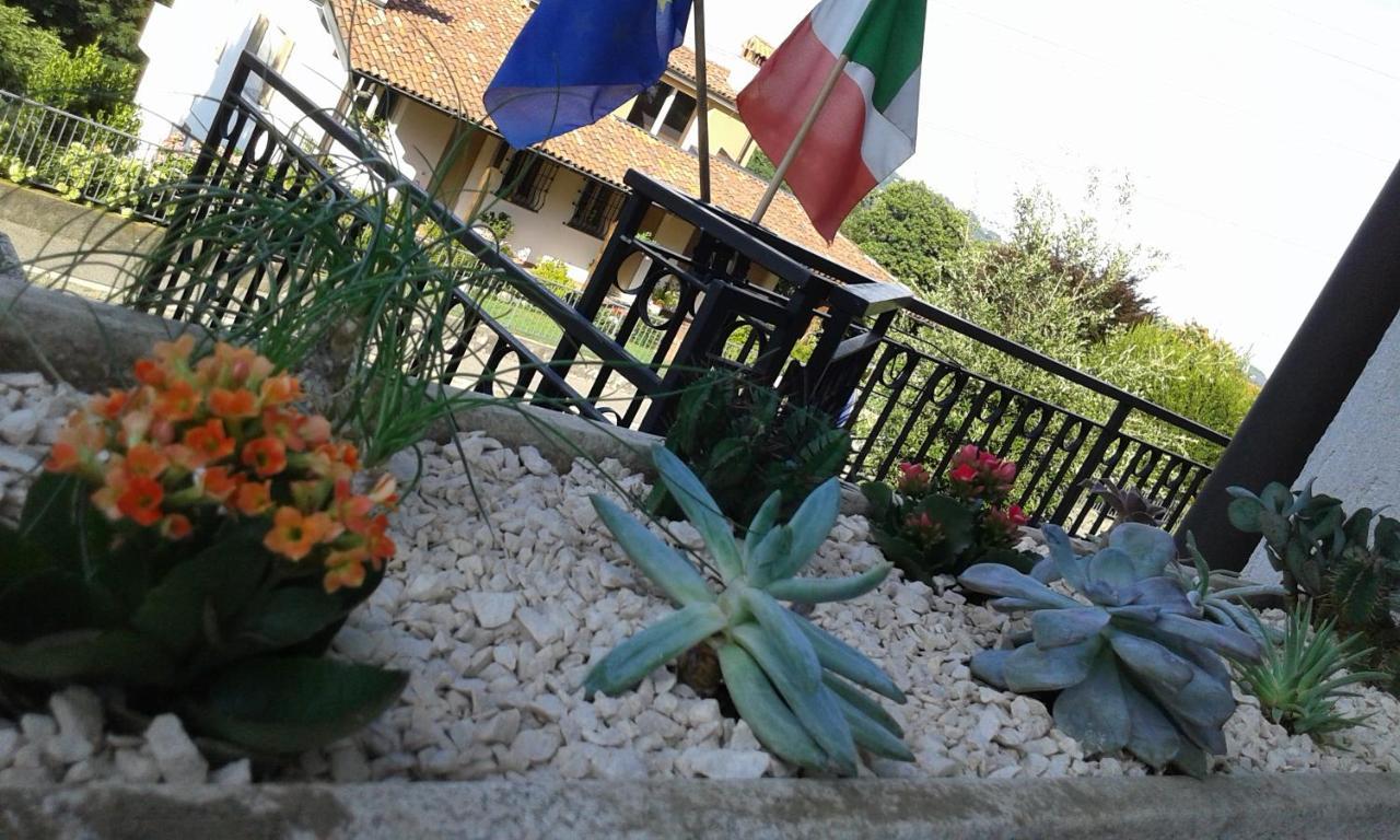 B&B Villa Mirella Casnate Con Bernate Bagian luar foto