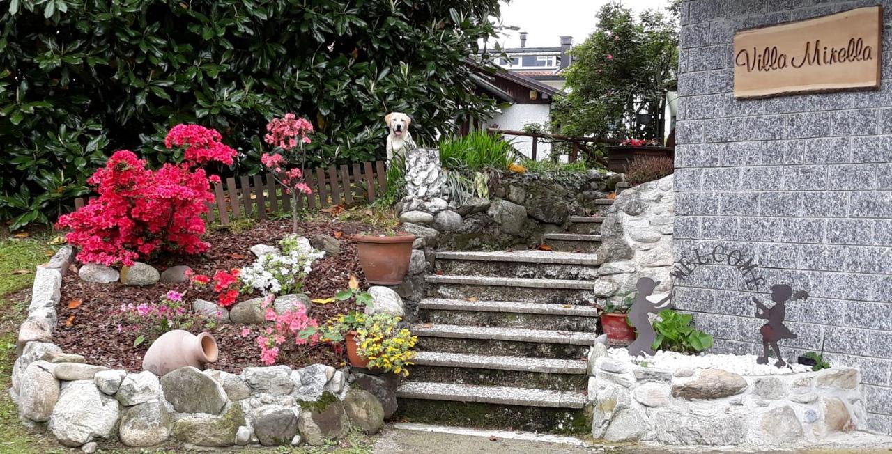 B&B Villa Mirella Casnate Con Bernate Bagian luar foto